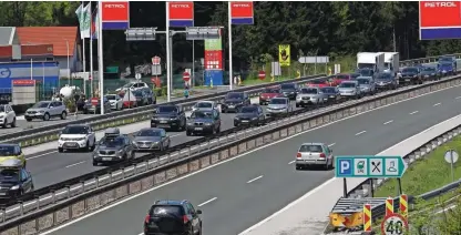  ?? Foto Mavric Pivk ?? Vlada se bo s spremembo uredb tudi na bencinskih servisih na avtocestne­m križu odpovedala vsem okoljskim dajatvam.