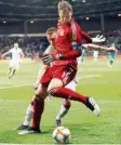  ?? Foto: dpa ?? Beweglich in der Hüfte: Nationalto­rhüter Manuel Neuer im Dribbling.