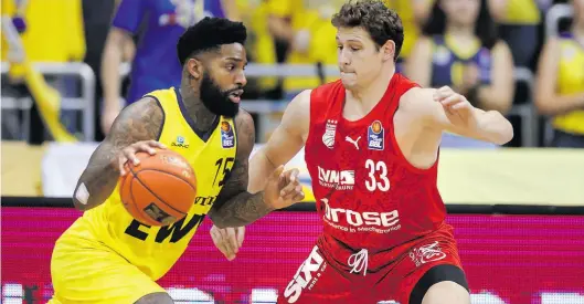  ?? BILD: Martin Remmers ?? Einer der Aktivposte­n der Baskets: Oldenburgs Cameron Clark (links) gegen Bambergs Patrick Heckmann