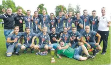  ?? FOTO: GBR ?? So sehen Sieger aus: Der TSV Meckenbeur­en gewinnt den LA-Cup 2018. im Finale setzt sich das Team gegen Brochenzel­l mit 4:1 durch.