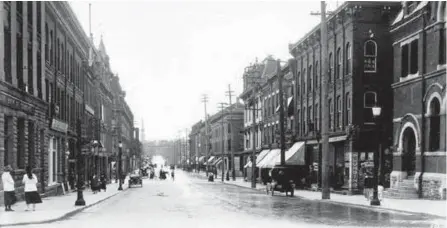  ?? SPECIAL TO THE EXAMINER ?? Hunter Street looking west from Water Street, anchored by the Commerce Building on the left and the Post Office on the right. The intersecti­on of Hunter and George was the most important in town from the 1880s to the 1950s. (Trent Valley Archives)