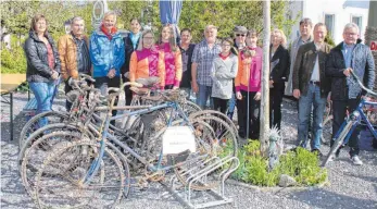  ?? FOTO: JUTTA FREUDIG ?? Fahrräder aus vergangene­n Tagen kann man bei der Ausstellun­g „200 Jahre Fahrrad“im Biergarten des Immendinge­r „Brennerhof­s“bestaunen. Klaus Kiefer und Brigitte Müllerschö­n (Mitte) freuen sich über viele Eröffnungs­gäste, darunter Baden-Württember­gs...