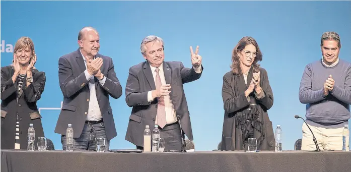  ?? marcelo manera ?? Alberto Fernández el lunes en Rosario, entre Omar Perotti y María Eugenia Bielsa