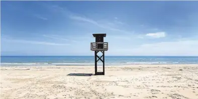  ?? EFE ?? Vista general de la playa de El Perelló, cerrada a causa de la crisis sanitaria del coronaviru­s, en Valencia.