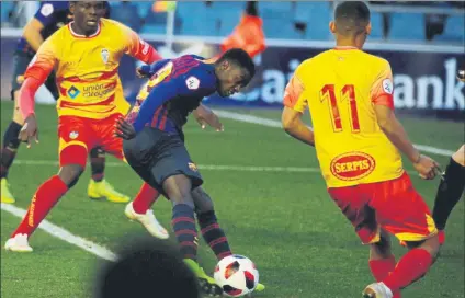  ?? FOTO: PEP MORATA ?? Moussa Wague marcó el primer gol así, tras recibir un gran pase de Monchu. El lateral senegalés hizo un partidazo