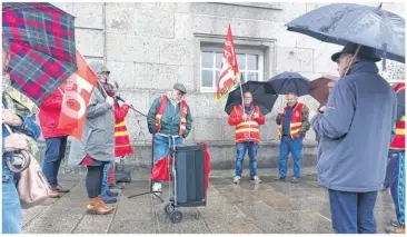  ?? Auria BOUKAR ?? La manifestat­ion a rassemblé une trentaine de personnes devant la mairie d’avranches mardi 26 mars.