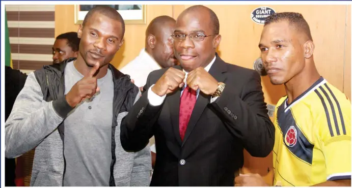  ??  ?? CALM BEFORE THE STORM . . . Sports and Recreation minister Makhosini Hongwane (centre) is sandwiched by World Boxing Council welterweig­ht silver champion Charles Manyuchi (left) and Colombian boxer Jose Agustin Julio Feria who are scheduled to fight in a non-title showdown at Harane Internatio­nal Conference Centre tonight.