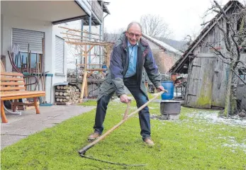  ?? FOTO: ANKE KUMBIER ?? So setzt man die Sense an. Noch ist der Rasen eigentlich nicht zu hoch, aber selbst bei der Höhe schafft es Siegbert Ragg, die Halme noch weiter zu kürzen.