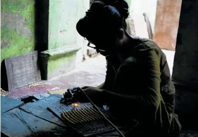  ?? Photo / Mike Scott ?? Going to the movies is beyond the comprehens­ion of Sapna, 14, who works making anklets.