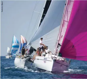  ??  ?? GLI “INGAGGI” NON MANCANO Sarà una veleggiata, d’accordo, ma non manca mai un po’ di sano agonismo. Come in questo duello al lasco alla TAG Heuer Vela Cup/Tutti a Vela di Marina di Pisa.