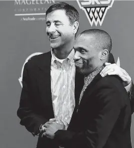  ?? JOSE M. OSORIO/CHICAGO TRIBUNE ?? Sky principal owner Michael Alter, left, embraces coach and GM James Wade after a news conference in 2018.