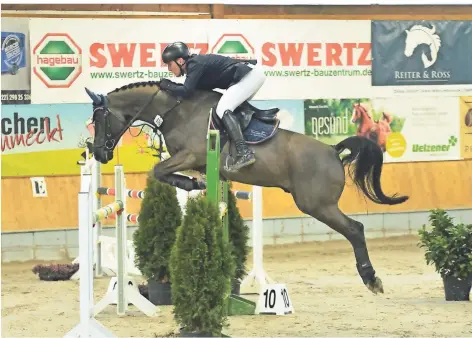  ?? FOTO: RVK ?? Karl Brocks, Bundestrai­ner der Ponyreiter, ging nicht nur selbst an den Start, sondern beobachtet­e auch die Mitglieder seines Bundeskade­rs.