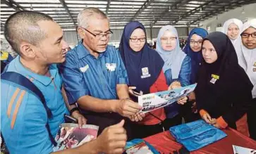  ??  ?? MAZULA (empat dari kiri) dan Mohd Razali (dua dari kiri) melawat gerai UIAM pada Program Jelajah UPU 2017 Melaka-Mari Masuk IPT di UTEM Ayer Keroh, semalam.