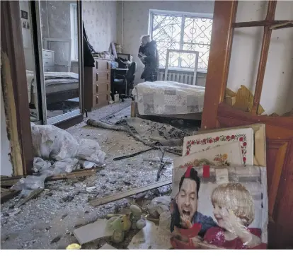  ?? Ricardo Garcia Vilanova ?? Nach russischen Raketenein­schlägen ist Daria Ivanovas Wohnung in Kiew zerstört. Sie sucht zwischen den Trümmern nach Erinnerung­sstücken.