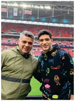  ??  ?? Raúl Jiménez posa para una foto con su padre durante un partido de la NFL.
