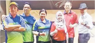  ??  ?? BERSEDIA: (Dari kiri) Modtaza Amin, Zainal Abidin dan Azean Arbi mewakili MAW Bowlers 2 bersama Azlina Dahlan, Leonard Shim dan Irawan Sudarsono mewakili The Advocates sebelum perlawanan