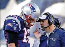  ?? ELISE AMENDOLA / ASSOCIATED PRESS 2016 ?? Patriots offensive coordinato­r Josh McDaniels, talking to quarterbac­k Tom Brady, changed his mind Tuesday night about moving on to coach the Colts.