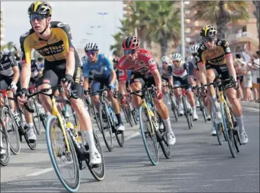  ??  ?? Roglic rueda en el pelotón durante la etapa de ayer arropado por sus compañeros del Jumbo.