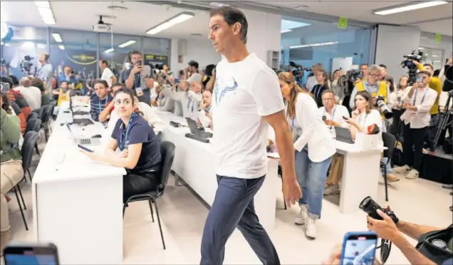  ?? ?? Rafa Nadal camina por la sala de prensa del Godó, ante una gran expectació­n, dispuesto a comparecer ante los medios ayer.