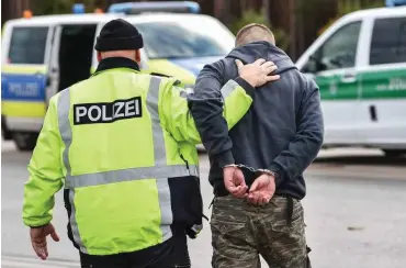  ?? Foto: dpa/Patrick Pleul ?? Auf einem Rastplatz an der Autobahn 12 nahe Briesen