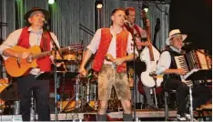  ?? Foto: Jürgen Ziegelmeir ?? Die CubaBoaris­chen reißen beim Festival auf Gut Sulz ihr Publikum durch ihre Le bensfreude mit.