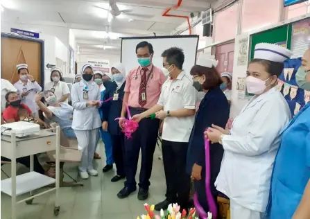  ?? ?? Dr Fong cuts the ribbon to launch Sarikei Division’s World Breastfeed­ing Week 2022.