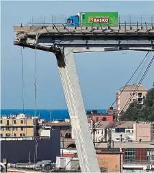  ??  ?? Edge of the abyss: The lorry that halted just in time