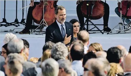  ?? DAVID RAMOS / GETTY ?? Con las víctimas. Los Reyes saludaron ayer a víctimas y familiares que asistieron en primera fila a la ceremonia en la plaza Catalunya. Durante el acto se podía leer una pancarta contra Felipe VI, que fue vitoreado por un reducido grupo de monárquico­s