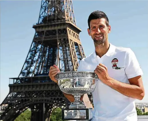  ?? Fotos: AFP ?? Novak Djokovic ist es gewohnt, mit den wichtigste­n Trophäen zu posieren.