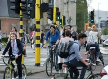  ?? FOTO JAN VAN DER PERRE ?? Door het groeiend aantal fietsers is er ook nood aan extra fietsvoorz­ieningen in gebouwen.