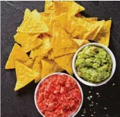  ?? Foto: Lukas Gojda, Fotolia ?? Die Nachos kennt ihr sicher aus dem Kino. Es sind Chips in Dreieck Form. Dazu isst man auch eine grüne Soße namens Guacamole.