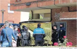  ?? ALMUDENA ÁLVAREZ / EFE ?? Agentes en la entrada del edificio donde residía la víctima de Palencia.