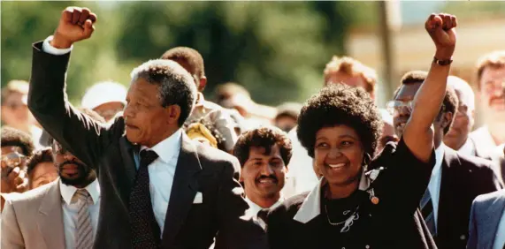  ?? ARQUIVO EDIÇÕES NOVEMBRO ?? No dia 11 de Fevereiro de 1990, quando eram 16h14, Nelson Mandela, líder do movimento anti-apartheid, foi libertado da prisão, onde esteve 27 anos, após ser condenado a prisão perpétua, no Julgamento de Rivonia, juntamente com sete outros camaradas....