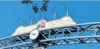  ?? JOY WALLACE DICKINSON ?? The arched sign across Kennedy Boulevard reminds motorists of Eatonville’s roots in 1887 and its national role as a historic Black community.