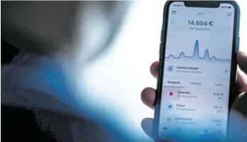  ?? FOTO: FRANZISKA GABBERT/DPA ?? Wie viel habe ich für Reisen ausgegeben, wie viel für Restaurant­besuche - die Analyse der Banking-App verrät es. Noch sind solche Angebote ganz am Anfang.