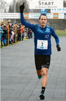  ?? Foto: Oliver Reiser ?? Beim Zieleinlau­f reißt Tobias Gröbl von der LG Zusam triumphier­end den rechten Arm in die Höhe. Der Top-Läufer der LG Zusam gewann zum insgesamt siebten Mal den Silvesterl­auf in Gersthofen.