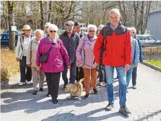  ?? Foto: Annette Zoepf ?? Jens Schneider (vorne rechts) und Maria Kiefer (vorne links) führen die Wander gruppe an, bei der auch ältere Menschen mit Demenz dabei sind.