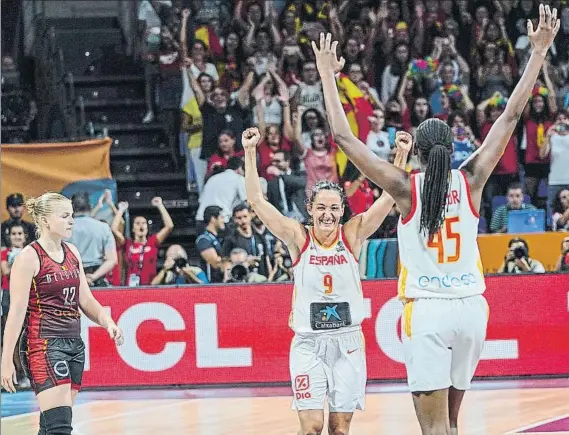  ?? FOTO: FEB ?? Euforia de Laia, frente a Ndour, tras el triunfo sobre Bélgica por el bronce. Laia y la selección han subido al podio en los campeonato­s de los últimos seis años