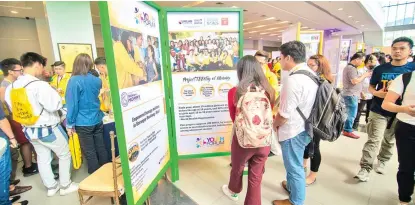  ??  ?? The Ideas Positive Run 8 national finalists at their advocacy booths, where they demonstrat­ed and explained their interventi­ons to delegates at the annual health forum held in Iloilo City last August 12 and 13.