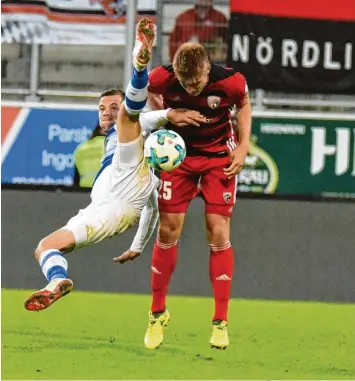  ??  ?? Harter Zweikämpfe­r und doppelter Torschütze: Hauke Wahl (rechts) kam mit dem FC Ingolstadt dennoch nicht über ein 2:2 gegen den MSV Duisburg hinaus.