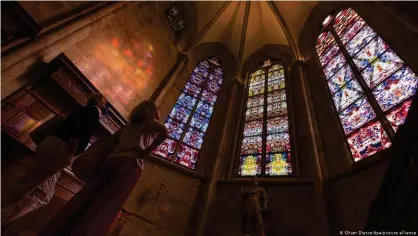  ??  ?? Las ventanas de Richter son el nuevo atractivo de la Abadía de Tholey