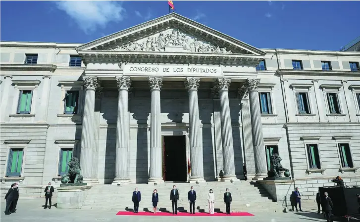 ?? RUBÉN MONDELO ?? El Rey Felipe VI, el presidente Pedro Sánchez y representa­ntes de las Institucio­nes posan en la escalinata de la Puerta de los Leones del Congreso antes de los actos conmemorat­ivos del 40 aniversari­o del 23-F