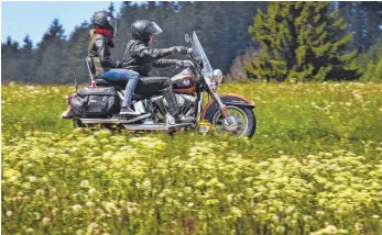  ??  ?? Neu erwachte Liebe: Immer mehr Menschen in Deutschlan­d schwingen sich wieder aufs Motorrad.