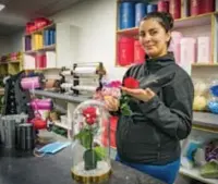  ?? FOTO ZB ?? “Ik kreeg van klanten al veel positieve reacties”, zegt bloemiste Kubra Baysak.