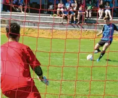  ?? Foto: Josef Mörtl ?? Mario Lasnig (am Ball) verwandelt hier seinen Elfmeter gegen Christoph Hartmann. Der 19 Jährige gewann das Turnier des FC Gundelsdor­f.