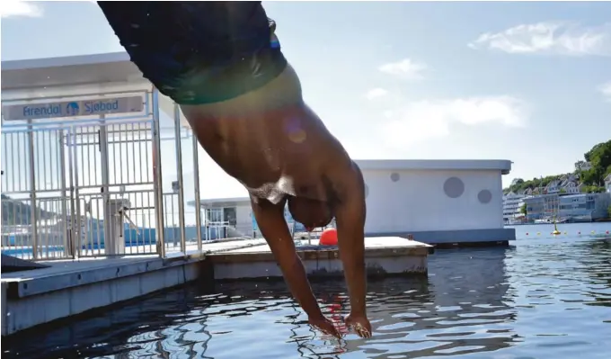  ?? FOTO: MATIAS SMØRVIK ?? NYT SOMMEREN: Bruk fornuften og ta enkle forholdsre­gler mens du nyter sommeren med god samvittigh­et. Dette bildet er tatt ved Arendal Gjestehavn i går formiddag.