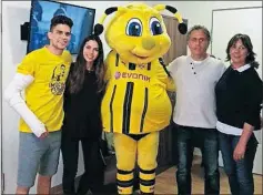  ??  ?? VISITA. Bartra, su novia y sus padres, con la mascota del club.