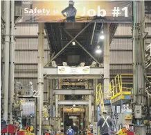  ?? VINCENT MCDERMOTT/FILES ?? Safety reminders hang over a workshop at Suncor’s base plant, north of Fort McMurray.