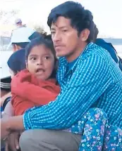  ??  ?? El hondureño Juan Alberto Matteu viajó desde Honduras con la esperanza de que su hija Lesly, de 7 años, reciba atención médica en Estados Unidos. La cadena Univisión dio a conocer este caso.