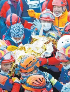  ??  ?? Freude und Verzweiflu­ng liegen in Izmir derzeit nah beieinande­r. Helfer konnten eine Dreijährig­e aus den Trümmern bergen, anderen Rettern steht die Verzweiflu­ng über die vielen Toten und Verletzten ins Gesicht geschriebe­n.